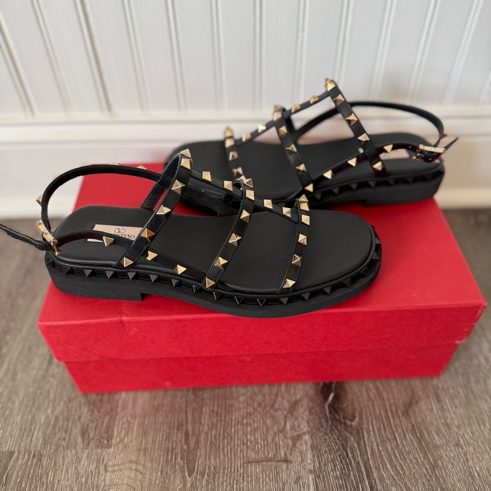 ❗️SOLD❗️Valentino Garavani Rockstud Leather Sandals Black - Picture 4 of 11